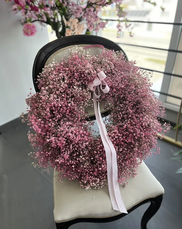 Wianek z różowo-białą gipsówką 70 cm